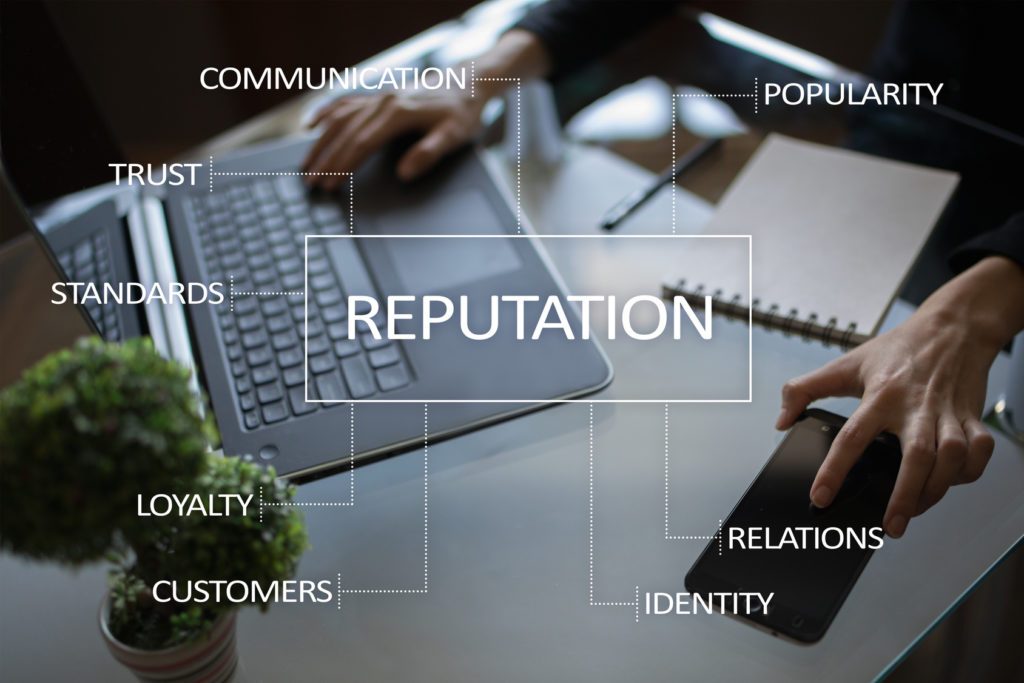 L’e-réputation et ses composantes Mains sur un ordinateur et un smartphone, autour du mot « reputation » et de ses composantes : l’e-réputation