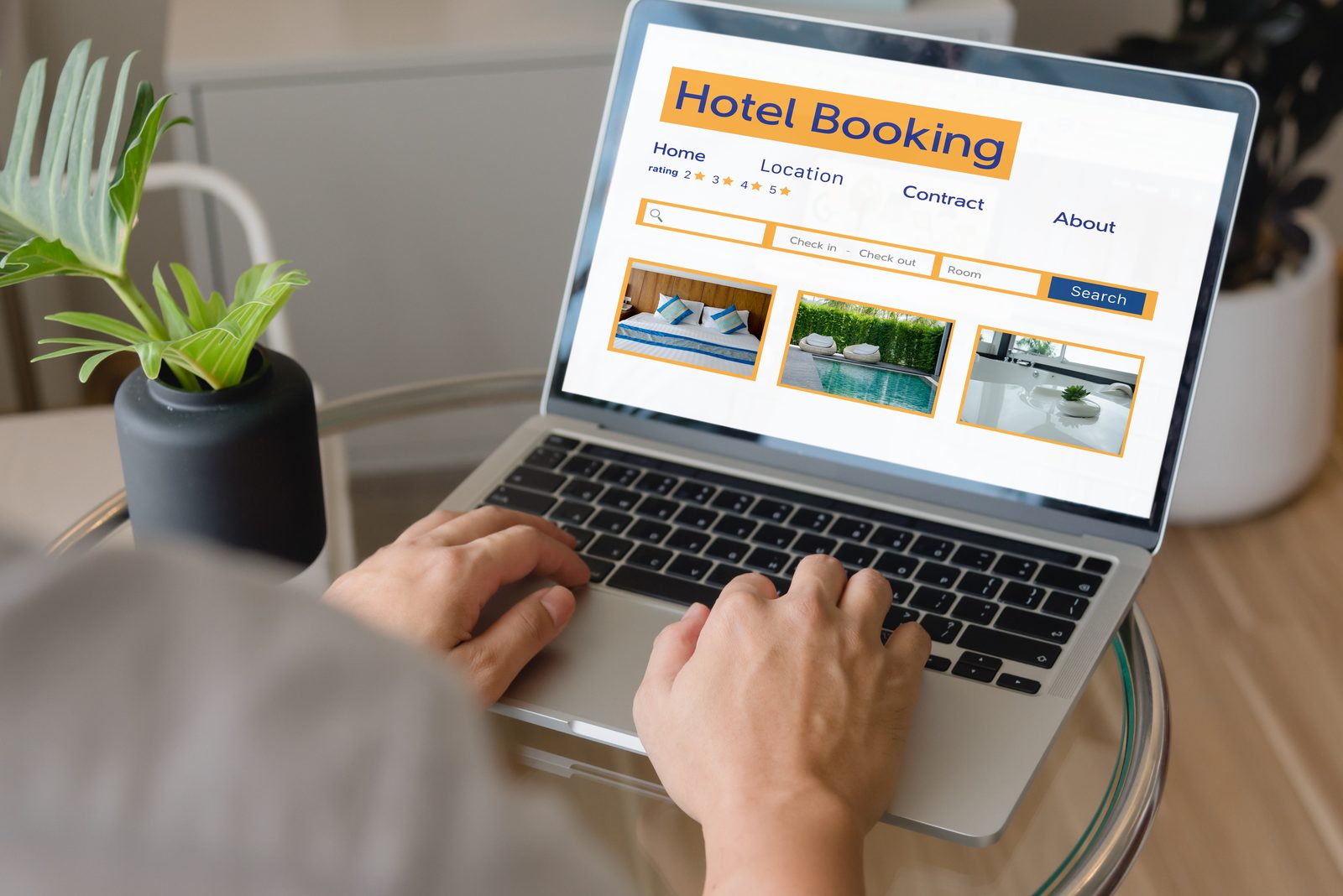 Page « Hotel Booking » notée en étoiles sur un ordinateur portable, avec chambre et piscine : le poids des avis Booking